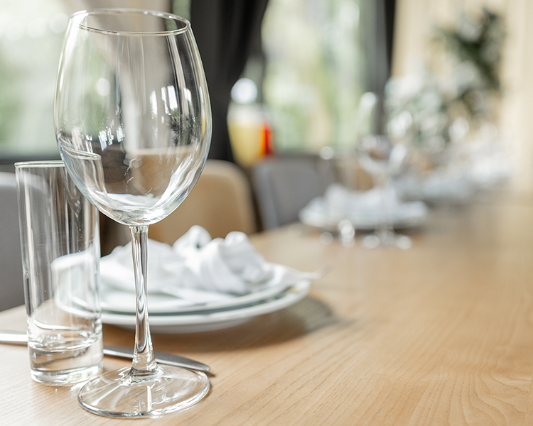 Imagebild Restaurant: gedeckter Tisch mit Weinglas